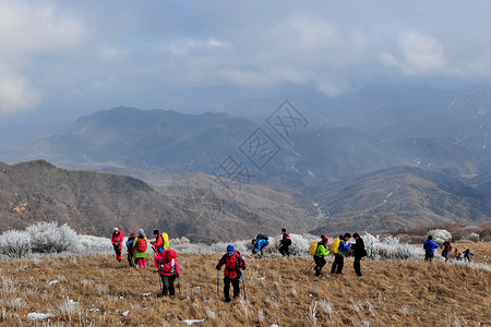 冻山峻峭山峰之上白云飘飘、远眺山梁如巨龙蜿蜒太白县高清图片