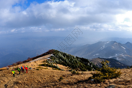 秦岭雪冻山背景