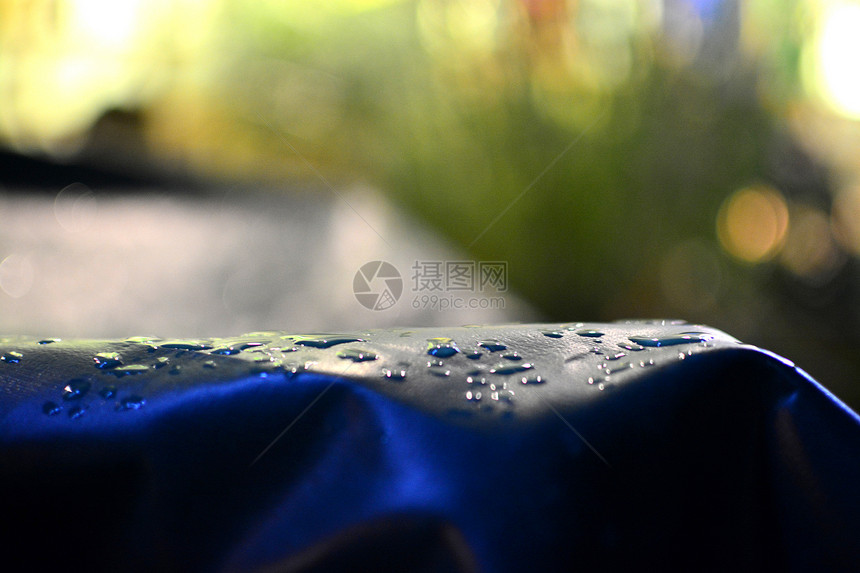 雨后雨披上的水珠图片