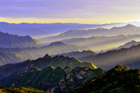 秦岭山风光云雾缭绕的天空高清图片