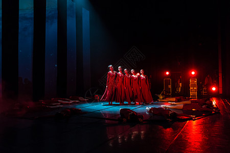 红裙舞者表演现代舞背景图片