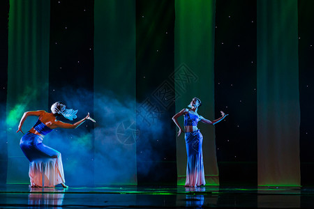 女性舞者表演傣族舞蹈背景图片