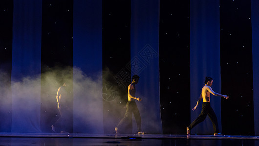 男性舞者表演现代舞背景图片