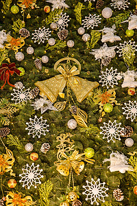 商场圣诞装饰雪花铃铛背景图片