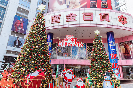 商场圣诞树温馨装扮图片