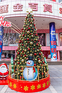 商场圣诞树温馨装扮背景图片
