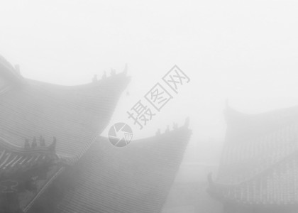 雾气中的传统建筑背景图片