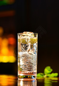 晶莹剔透小冰块晶莹剔透的酒水饮料玻璃杯背景