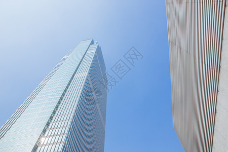 蓝天大气简洁商务大厦图片