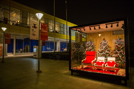 红色沙发凳圣诞节商场橱窗装扮夜景背景
