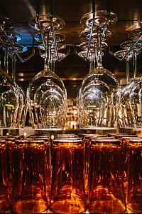 酒吧玻璃酒杯拍摄背景图片