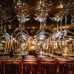 昏暗的酒吧酒吧玻璃酒杯拍摄背景
