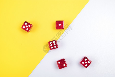 红色骰子玩耍掷色子高清图片