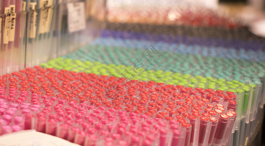 文创商店整齐排放的彩色笔背景