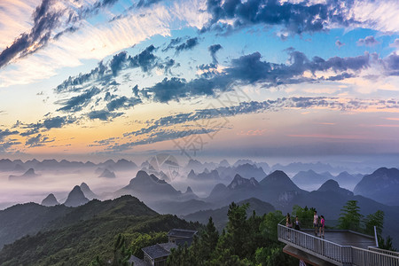桂林王城高山上绚丽的早晨日出霞光背景
