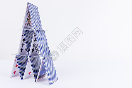 三角形叠加团队创意扑克搭建留白拍摄背景