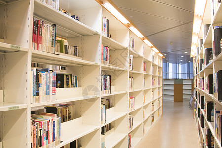 图书馆整齐摆列的书架背景图片