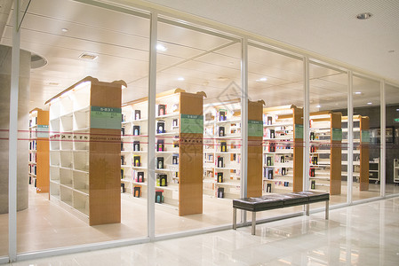 图书馆整齐摆列的书架背景图片