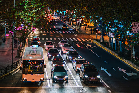 车水马龙的街道城市街道车水马龙背景