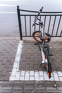 路边租赁自行车图片