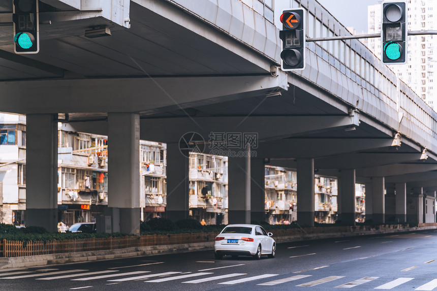 城市街道车水马龙图片