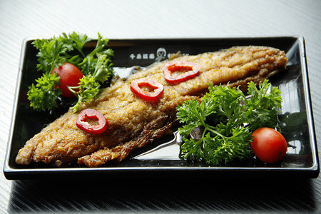 煎鱼零食熏鲅鱼高清图片