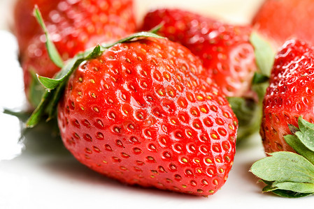 草莓草莓放在盘子上高清图片