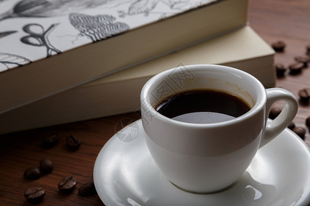 书芬芳香浓美味的咖啡和咖啡豆背景