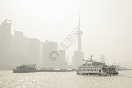 雾霾下的上海陆家嘴建筑图片