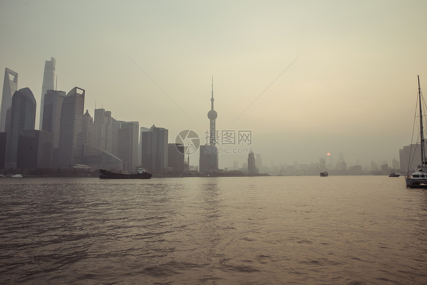 雾霾中的上海黄浦江陆家嘴图片