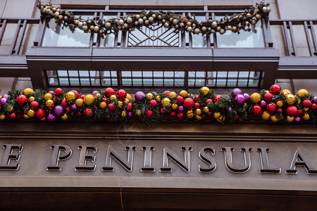 大楼建筑外立面圣诞装扮背景图片