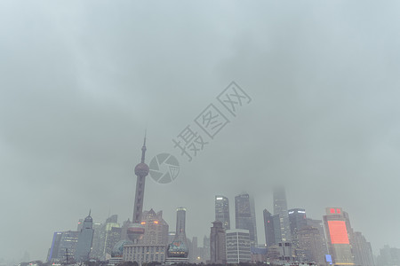 雾霾中的上海商圈陆家嘴背景图片