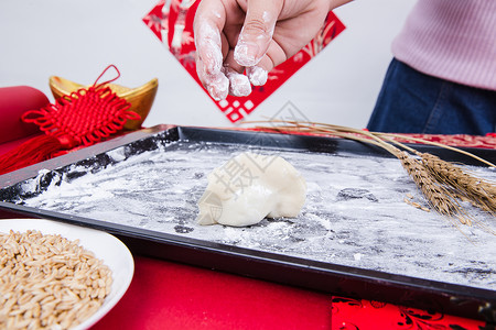 冬至过年正在制作手工饺子图片