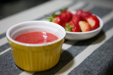 草莓果酱冰激凌草莓季之草莓果酱背景