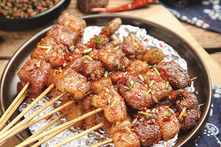 新疆美食烤羊肉串高清图片