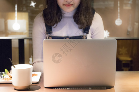 咖啡馆里使用电脑的女孩图片