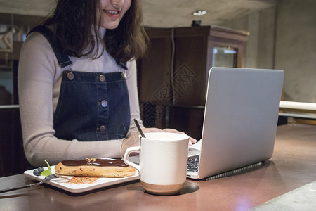 移动教育咖啡馆里使用电脑的女孩背景