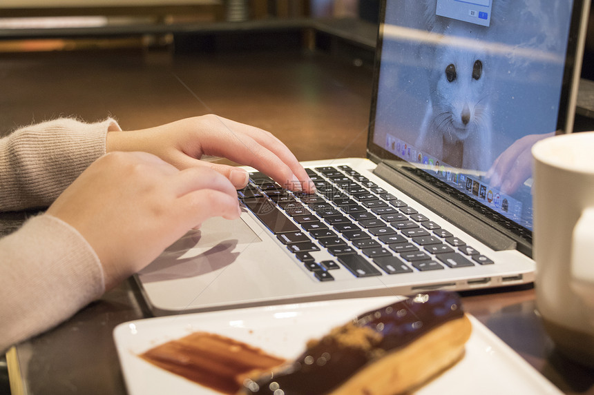 咖啡馆里使用电脑的女孩图片