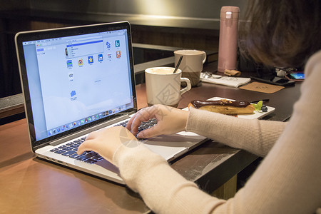 苹果电脑桌面壁纸咖啡馆里使用电脑的女孩背景