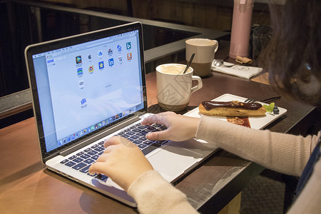 咖啡馆里使用电脑的女孩高清图片