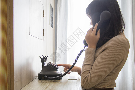 拨盘电话正在打电话的女孩背景