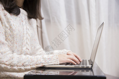 智能生活使用电脑的女孩背景图片