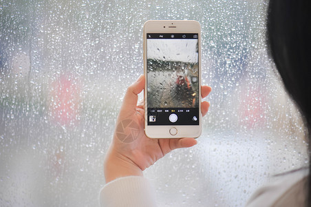 手机玻璃窗前雨高清图片
