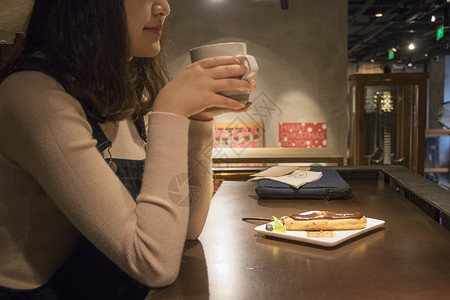 陶瓷杯具喝咖啡的女孩背景