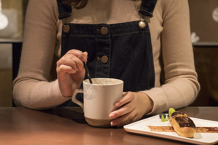 咖啡陶瓷杯报纸喝咖啡的女孩背景