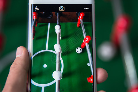 智能生活手机拍摄足球桌游背景图片