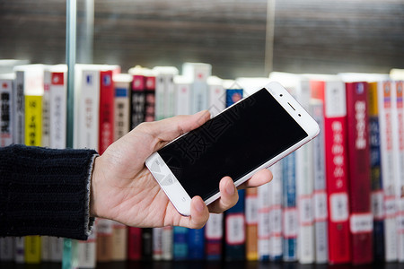 书架手机智能生活手持手机扫图书背景