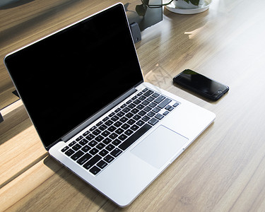 智能生活商业桌面上的笔记本电脑和手机背景