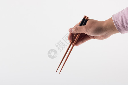 拿铅笔的手拿筷子特写背景