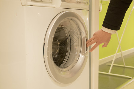 清洁手操作使用滚筒洗衣机背景
